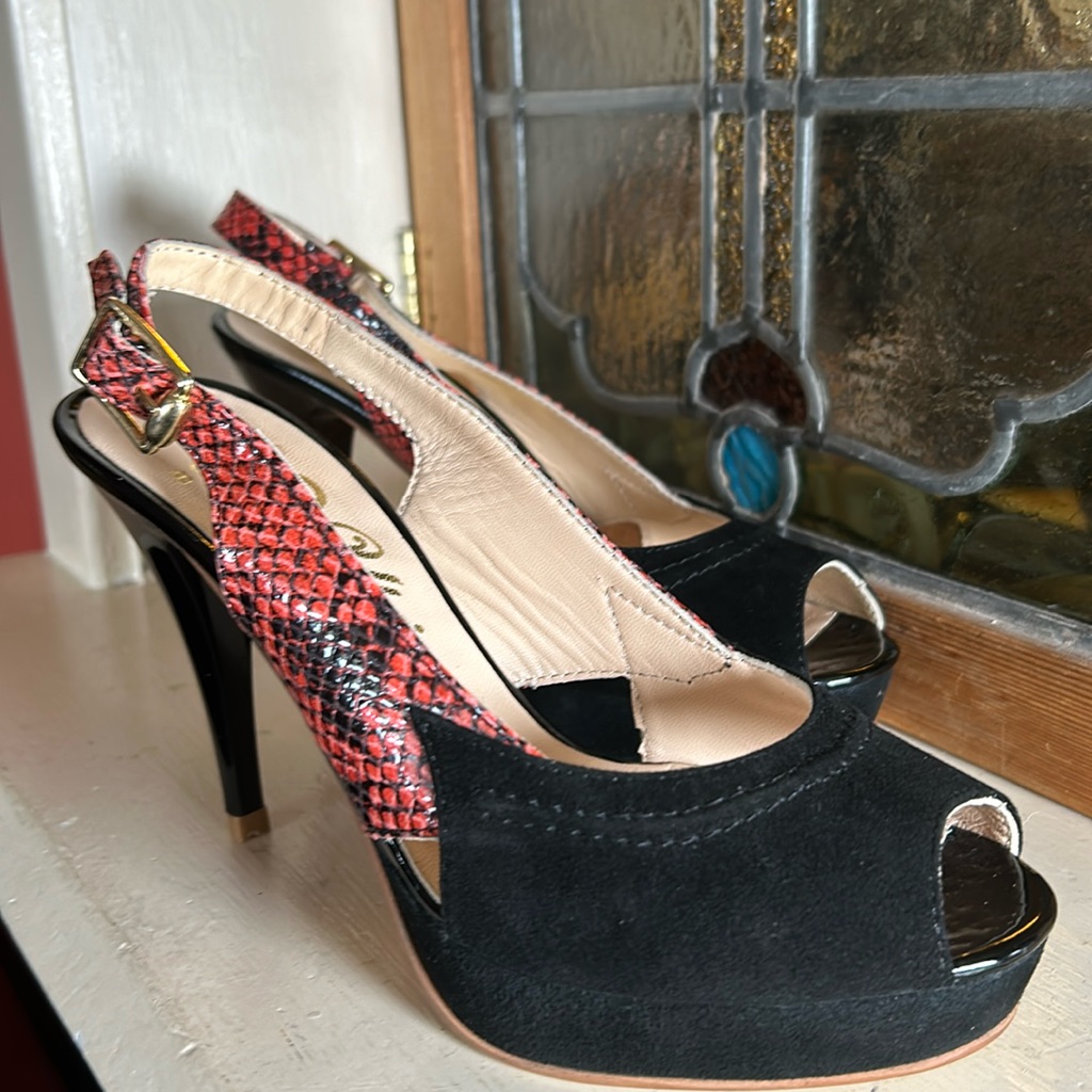 Gorgeous All Leather Pumps By Ulla's Fine Shoes Size 6.5